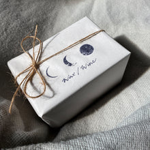 Load image into Gallery viewer, Gift Set Chateau Haut-Brion 1991 | Eucalyptus & Cedarwood | 100hr Wine Bottle Candle