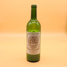 Load image into Gallery viewer, Gift Set Chateau Pichon-Longueville Baron 1996 | Cinnamon &amp; Orange 100hr Wine Bottle Candle
